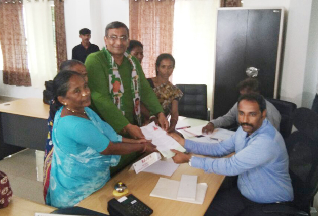 ವಿರಾಜಪೇಟೆ ವಿಧಾನಸಭಾ ಕ್ಷೇತ್ರ: ಸಂತ್ರಸ್ತರೊಂದಿಗೆ ನಾಮಪತ್ರ ಸಲ್ಲಿಸಿದ ಜೆಡಿಎಸ್ ಅಭ್ಯರ್ಥಿ ಸಂಕೇತ್ ಪೂವಯ್ಯ